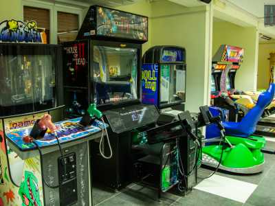 Tornati al punto di partenza ci dirigiamo al piano superiore. �� questo lo spazio davvero �anni 80� della struttura � commenta Ugo �: il vero regno dei nostalgici. D�altronde la maggior parte dei giochi presenti hanno pi� di vent�anni di et�